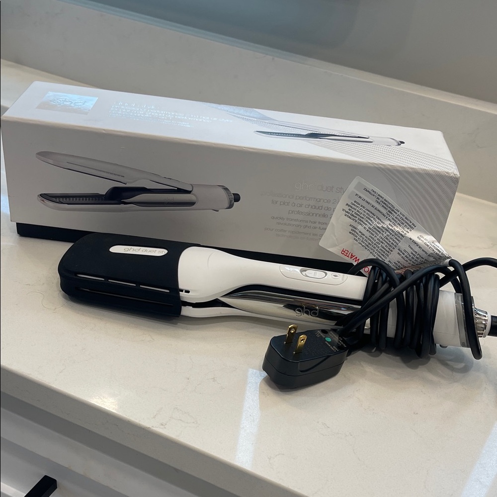 ***MAKE AN OFFER****
GHD Dual-Tone Hair Straightener